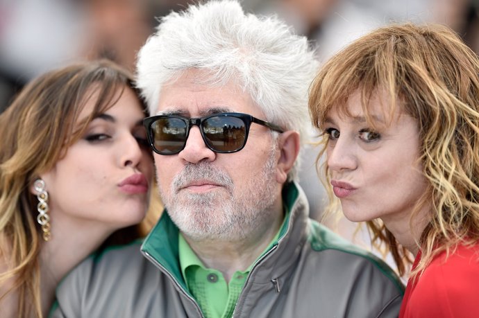 adriana ugarte y emma suarez con pedro almodovar en cannes