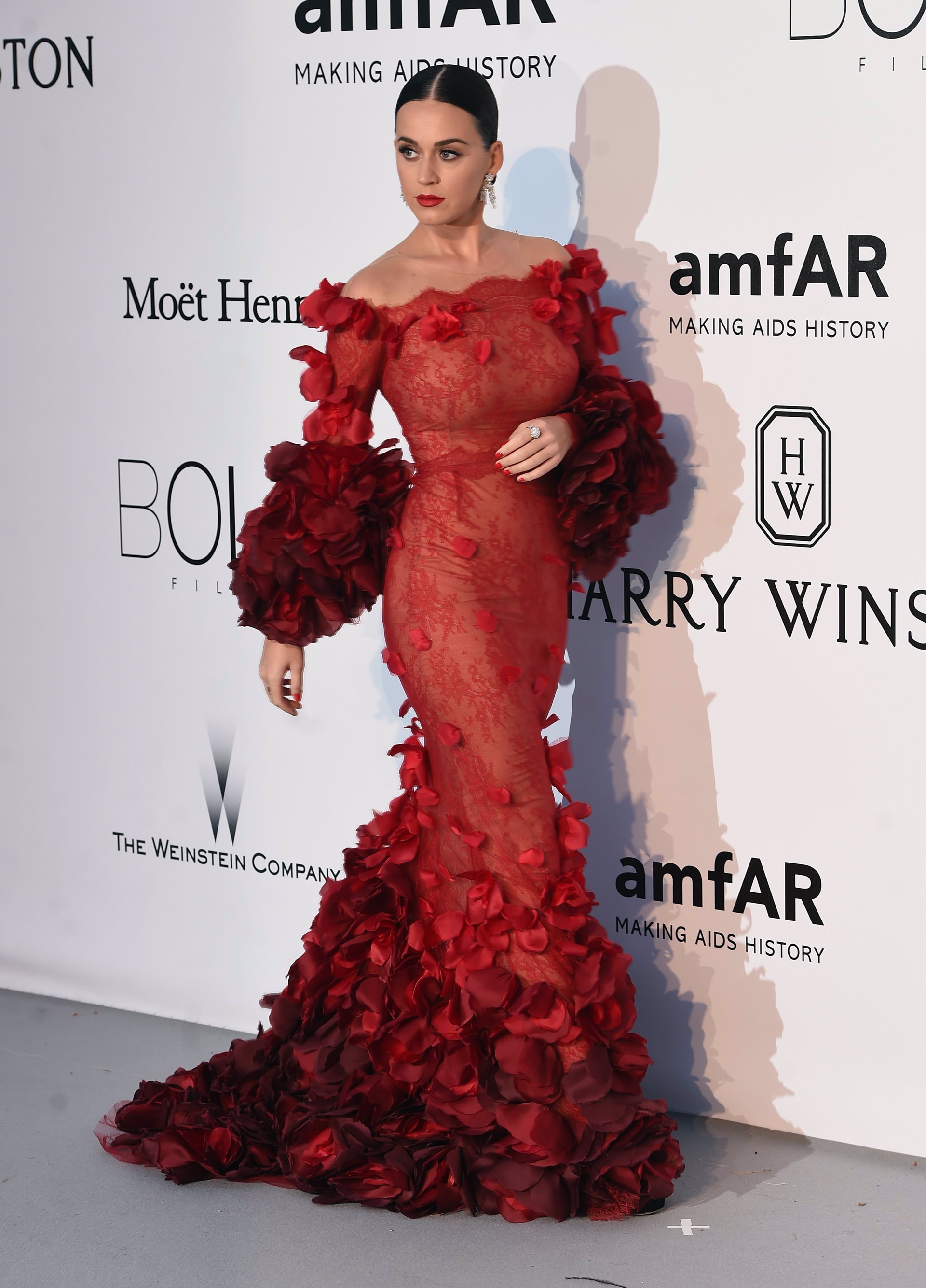 Katy Perry le copia el look a la flamenca del WhatsApp en Cannes