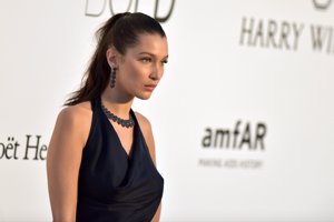 Bella Hadid en la Gala Amfar 2016 en Cannes