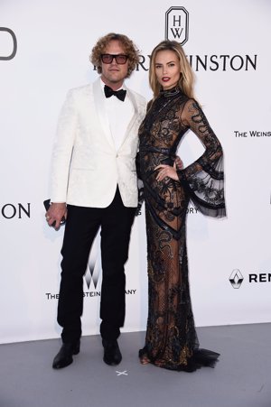 Natasha Poli y Peter Dundas en la Gala Amfar 2016 en Cannes