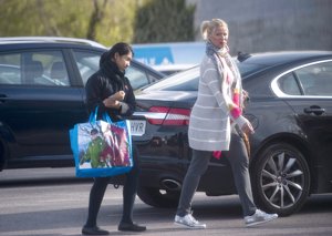 Anne Igartiburu, de compras con su hija