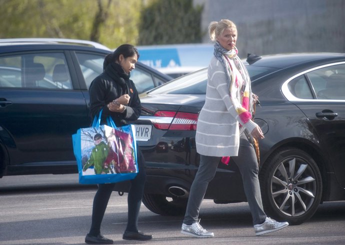 Anne Igartiburu, de compras con su hija