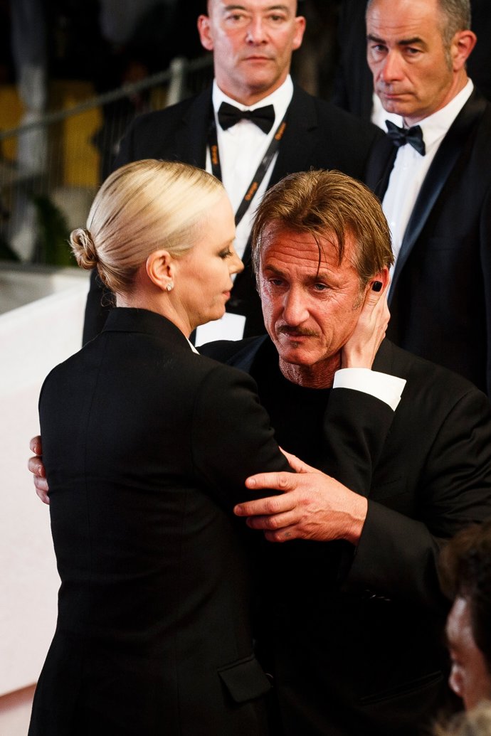 charlize theron besa a sean penn