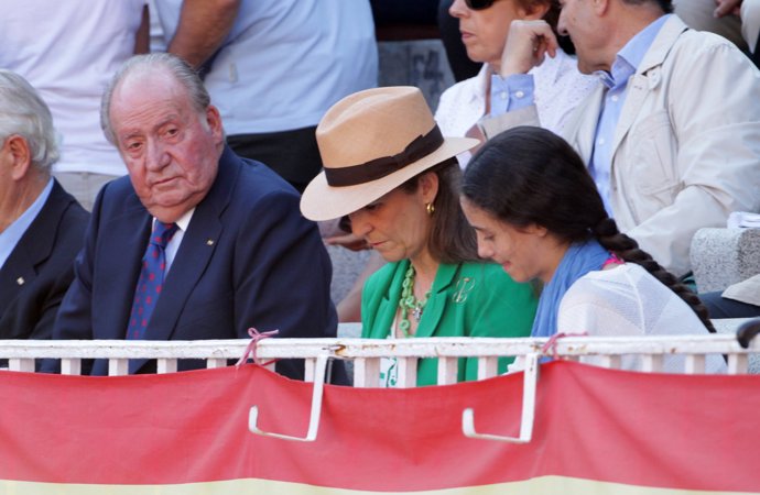 La Infanta Elena, el Rey Juan Carlos y Victoria Federica en la Plaza de toros de Las Ventas