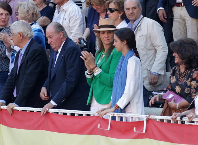 La Infanta Elena, el Rey Juan Carlos y Victoria Federica en la Plaza de toros de Las Ventas