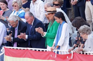 La Infanta Elena, el Rey Juan Carlos y Victoria Federica en la Plaza de toros de Las Ventas