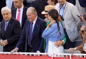 La Infanta Elena, el Rey Juan Carlos y Victoria Federica en la Plaza de toros de Las Ventas