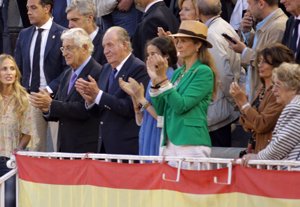 La Infanta Elena, el Rey Juan Carlos y Victoria Federica en la Plaza de toros de Las Ventas