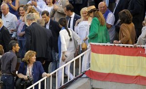 La Infanta Elena, el Rey Juan Carlos y Victoria Federica en la Plaza de toros de Las Ventas