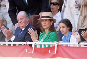 La Infanta Elena, el Rey Juan Carlos y Victoria Federica en la Plaza de toros de Las Ventas