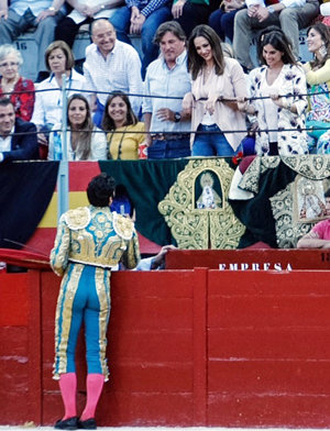 Cayetano Rivera se acerca a ver a su mujer Eva González y su cuñada Lourdes Montes - FOTO: Javier Castejón