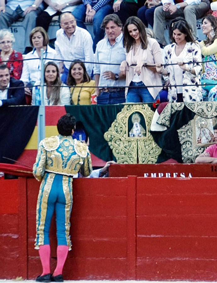 Cayetano Rivera se acerca a ver a su mujer Eva González y su cuñada Lourdes Montes - FOTO: Javier Castejón