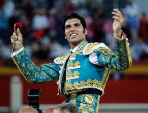 Cayetano Rivera a hombros en el corpus Christi de Granada Foto; Javier Castejón