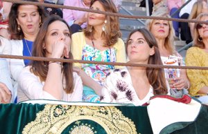Eva González y Lourdes Montes, preocupación antes de la corrida de sus maridos en Granada