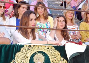 Eva González y Lourdes Montes, emoción y tensión antes de la corrida de sus maridos en Granada Foto: Javier Castejón