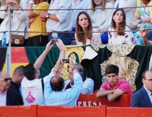 Eva González y Lourdes Montes, dos cuñadas que acaparan la atención en la plaza Foto: J.Castejón