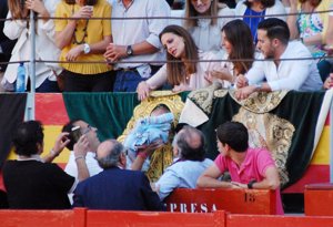 Eva González y Lourdes Montes, dos cuñadas que acaparan la atención en la plaza Foto: J.Castejón