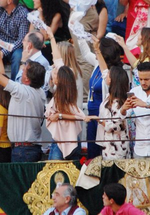 Eva González y Lourdes Montes sacan su pañuelo blanco Foto: J.Castejón