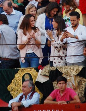 Eva González y Lourdes Montes muy divertidas aplauden en la corrida Foto: J.Castejón
