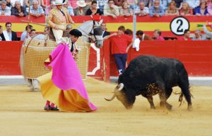 Francisco Rivera en el Corpus Christi. bajo la atenta presencia de su hermano Cayetano y Eva González y Lourdes Montes en Granada Foto: Javier Castejón