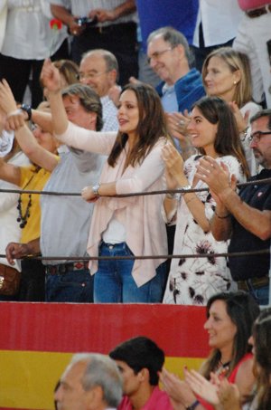 Eva González y Lourdes Montes muy divertidas y pendientes en la corrida Foto: J.Castejón