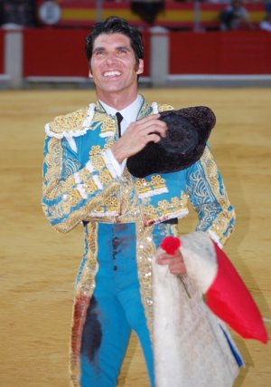 Cayetano Rivera feliz  con su montera en el corpus Christi de Granada Foto; Javier Castejón