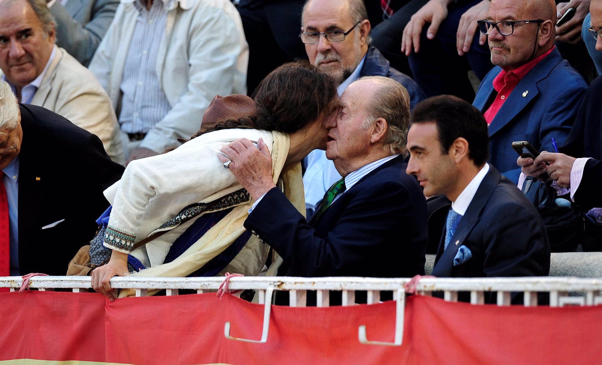 Victoria Federica muy cariñosa con su abuelo el Rey Juan Carlos durante la corrida de toros de la plaza de Las Ventas 25 de mayo 2016