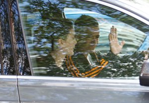 El jugador abandonó el restaurante junto a su novia Macarena