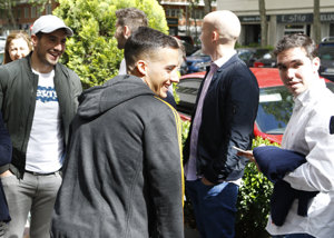 Divertido, disfrutando de sus amigos y familiares