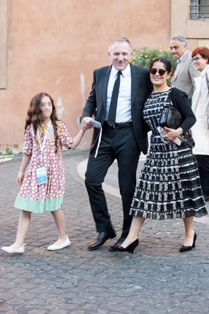 El Papa Francisco recibe a Salma Hayek y su familia