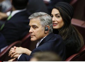 El Papa Francisco recibe a George y Amal Clooney