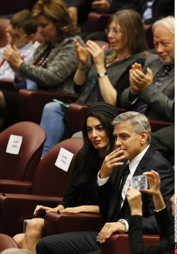 El Papa Francisco recibe a George y Amal Clooney