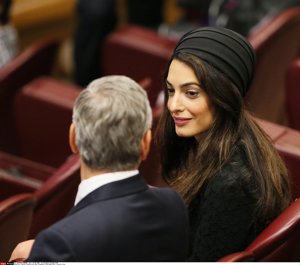El Papa Francisco recibe a George y Amal Clooney