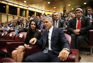 El Papa Francisco recibe a George y Amal Clooney