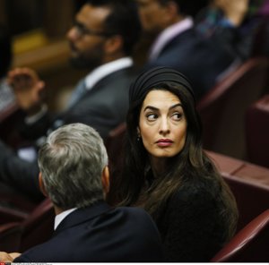 El Papa Francisco recibe a George y Amal Clooney