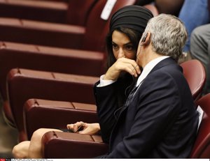 El Papa Francisco recibe a George y Amal Clooney