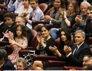 El Papa Francisco recibe a George y Amal Clooney