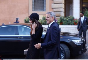 El Papa Francisco recibe a George y Amal Clooney
