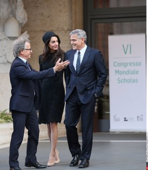 El Papa Francisco recibe a George y Amal Clooney
