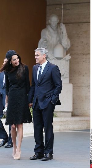 El Papa Francisco recibe a George y Amal Clooney