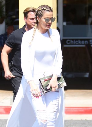 Khloe Kardashian paseando por Los Angeles