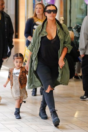 Kim Kardashian con su hija Kanye West de paseo por Los Ángeles, Cordon Press