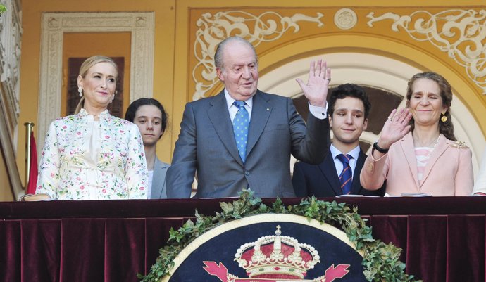 LA INFANTA ELENA CON SUS HIJOS Y EL REY JUAN CARLOS EN LAS VENTAS