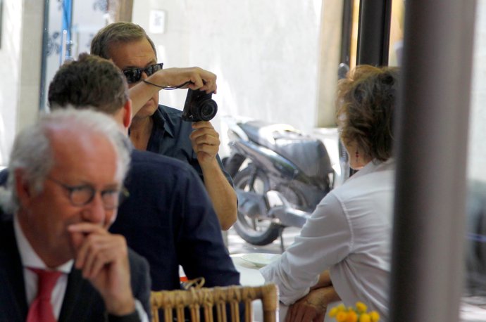 Mario Testino hace un retrato improvisado de su amiga Naty Abascal en Madrid