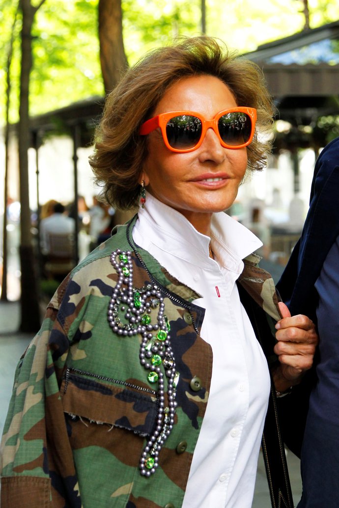 Naty Abascal, con un look moderno y unas originales gafas naranjas