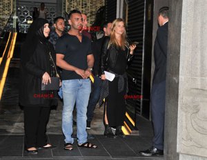 La modelo escogió unos botines de cuero planos de inspiración rockera