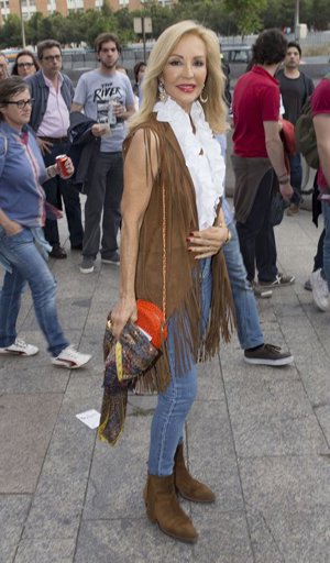 La socialité luce un look al más puro estilo Coachella con botines cowboy planos y chaleco de ante y flecos