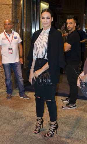 La diseñadora también se ha unido a la tendencia de las sandalias de tiras con tacón alto