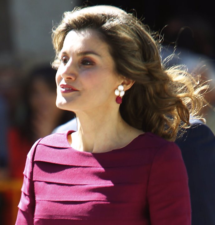 REINA LETIZIA PENDIENTES BERENJENA