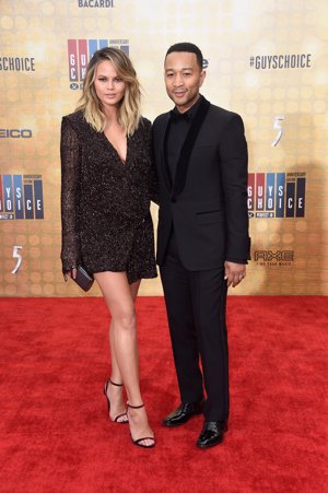 Chrissy Teigen y John Legend en los Guys' Choice Awards